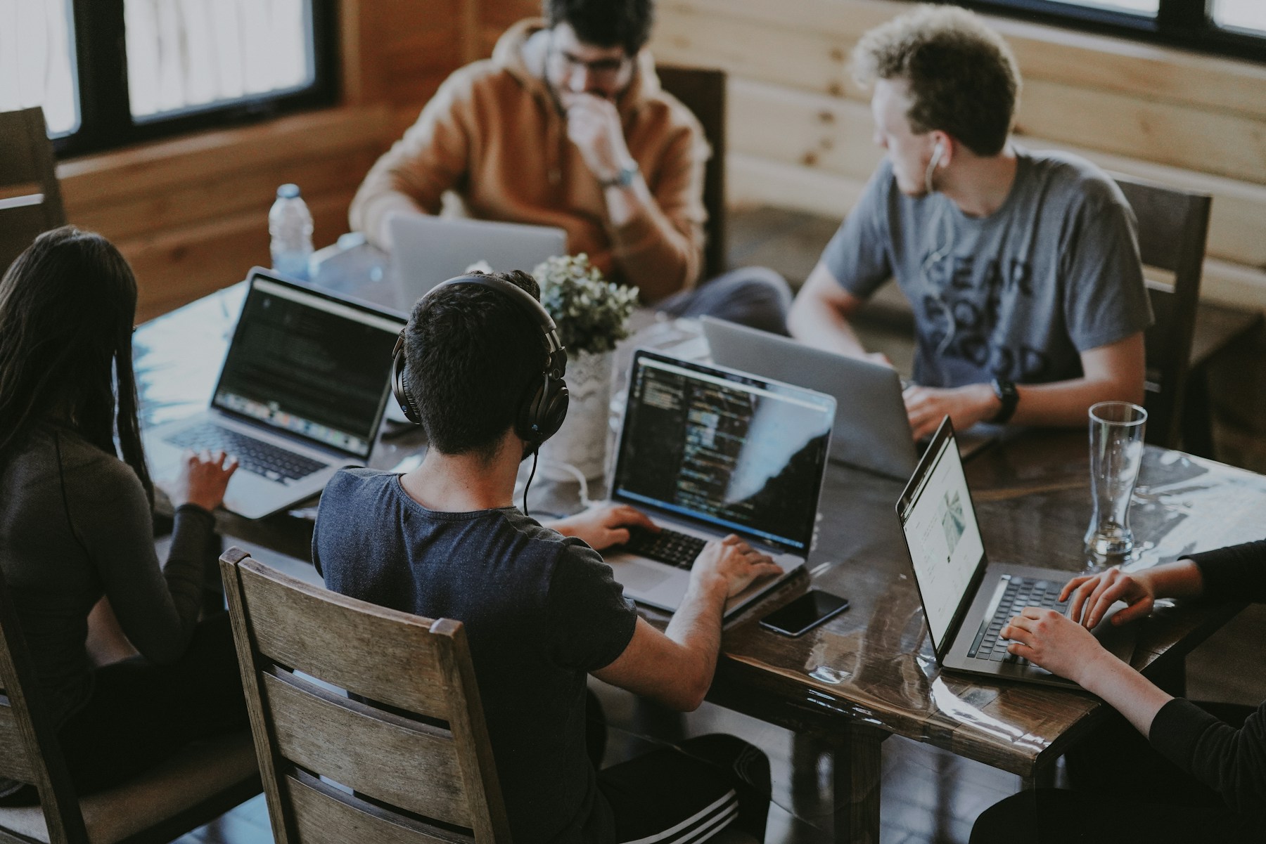 Sfeerbeeld van overleg over software en werkprocessen
